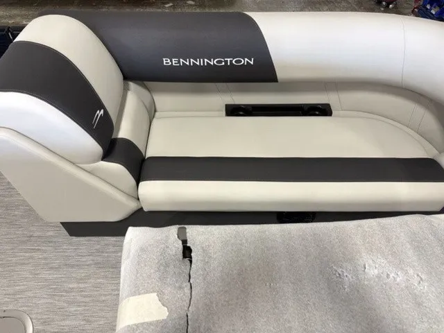 Slide: The Image of Bennington S-One Swingback 22 S1SB Tritoon 2027 - 7