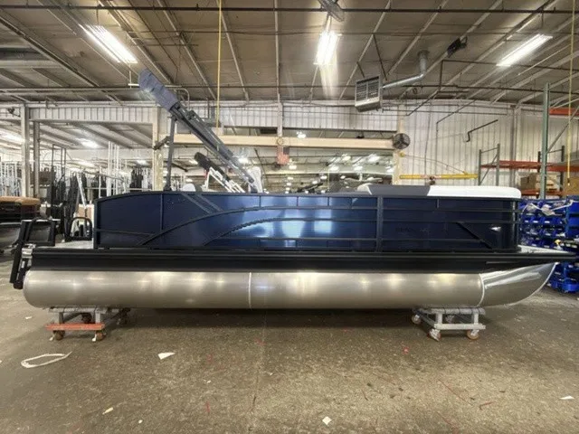 Slide: The Image of Bennington S-One Swingback 22 S1SB Tritoon 2027 - 4