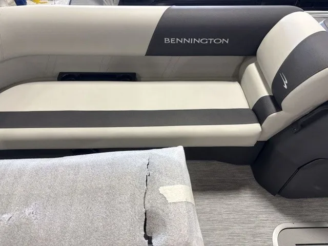 Slide: The Image of Bennington S-One Swingback 22 S1SB Tritoon 2027 - 8