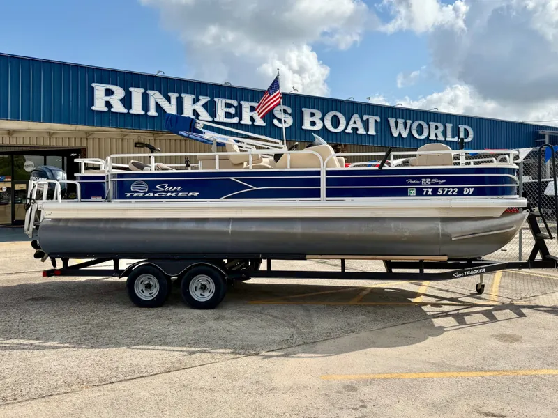 The Image of Sun Tracker Fishin' Barge 22 DLX 2017 - 1