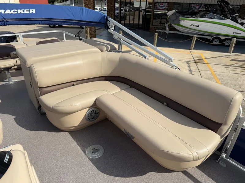 Slide: The Image of Sun Tracker Fishin' Barge 22 DLX 2017 - 14