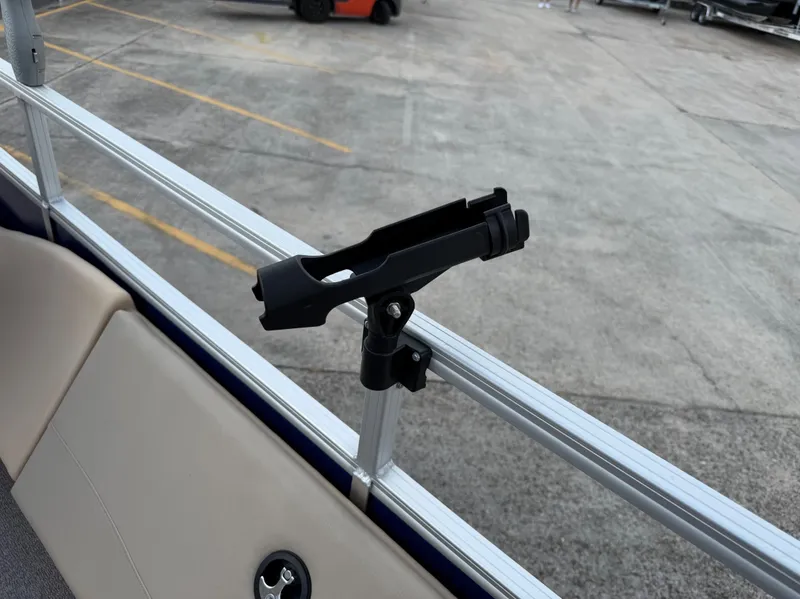 Slide: The Image of Sun Tracker Fishin' Barge 22 DLX 2017 - 16