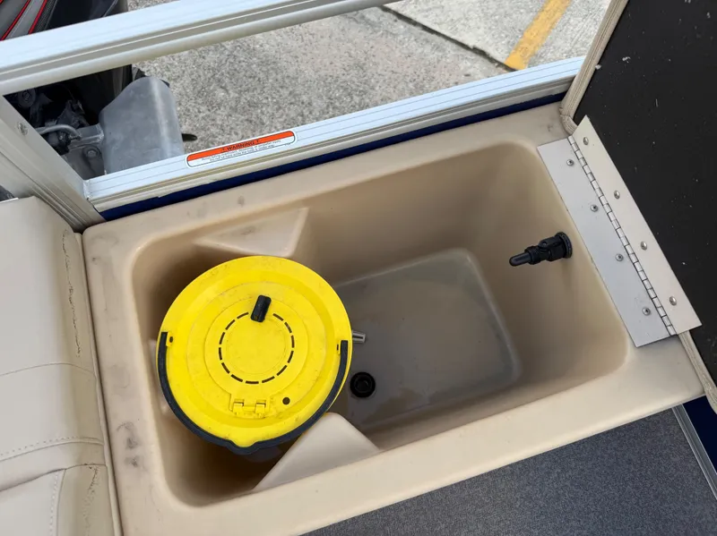 Slide: The Image of Sun Tracker Fishin' Barge 22 DLX 2017 - 18