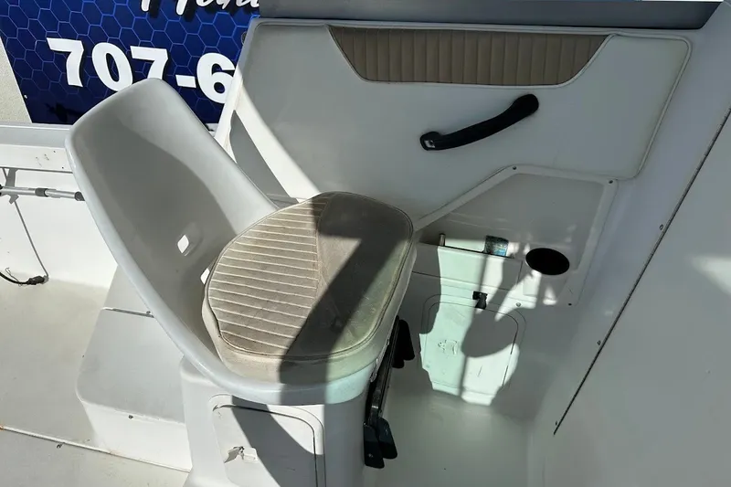 Slide: The Image of Captain's seat on 2005 Seaswirl Striper 2301 Walkaround I/O boat. - 15