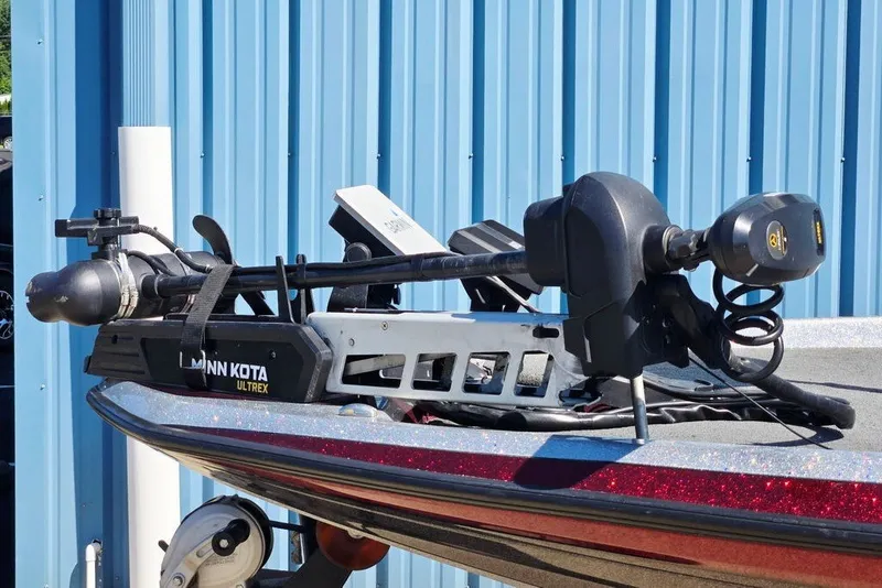 Slide: The Image of Minn Kota Ultrex trolling motor on 2026 Skeeter ZXR21 boat, blue metal background. - 4