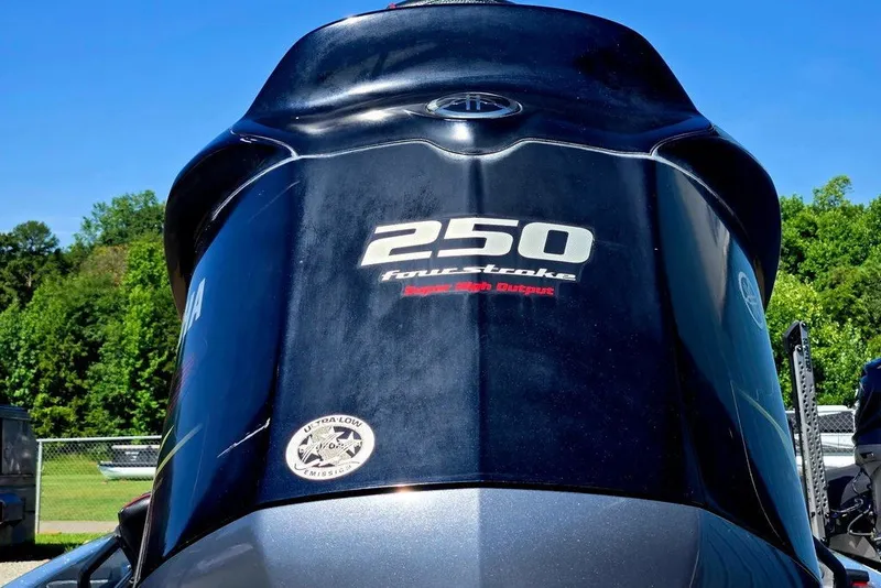 Slide: The Image of 2026 Skeeter ZXR21 boat engine, 250 horsepower, four-stroke, super high output, ultra-low emissions. - 48
