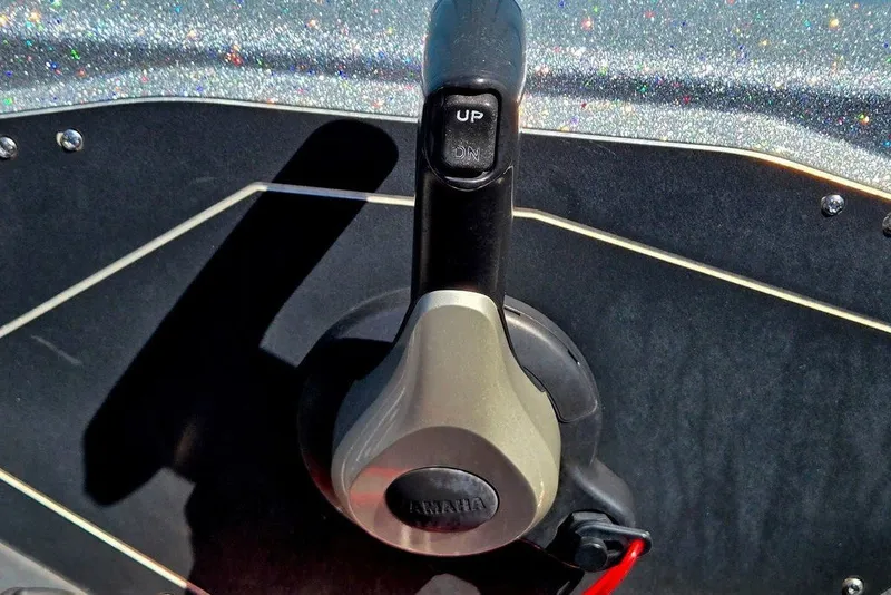 Slide: The Image of Throttle control lever on a 2026 Skeeter ZXR21 boat dashboard. - 39