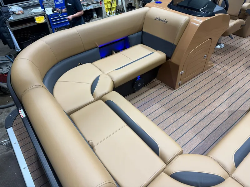 Slide: The Image of Bentley Pontoons Legacy 220 Navigator Quad Lounge & Honda 4-Stroke EFI 2026 - 9
