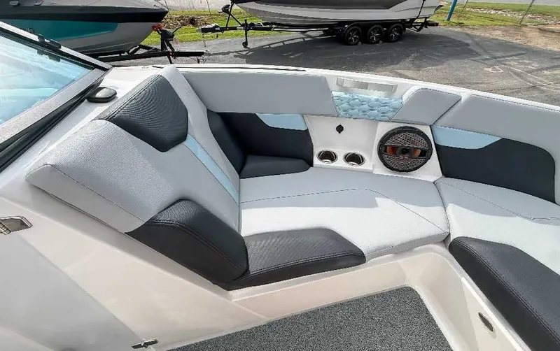 Slide: The Image of MasterCraft XT23 2024 - 14