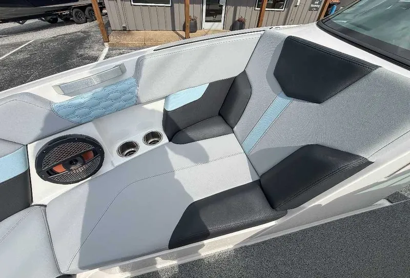 Slide: The Image of MasterCraft XT23 2024 - 15