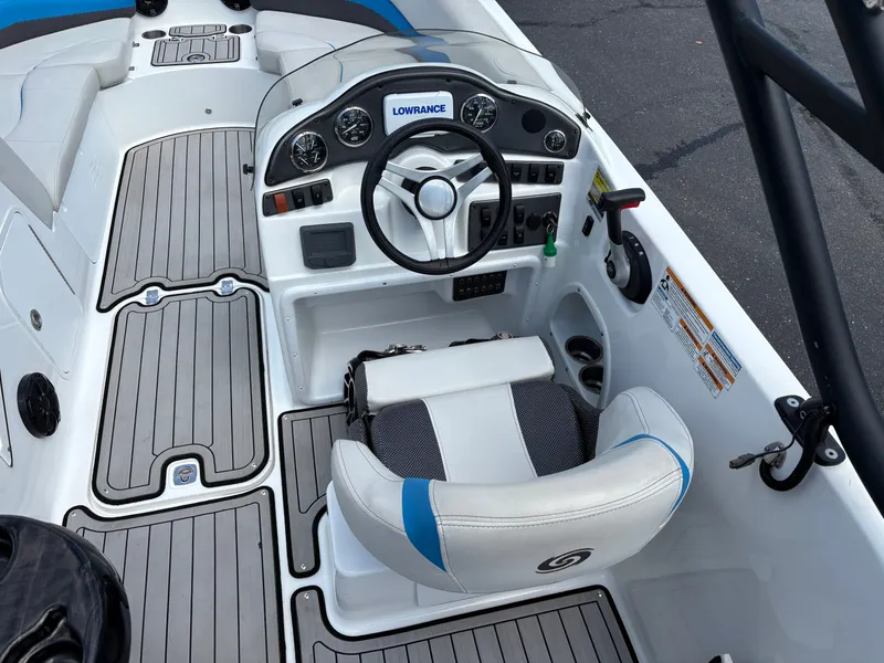 Slide: The Image of Hurricane SunDeck Sport 202 IO 2019 - 12