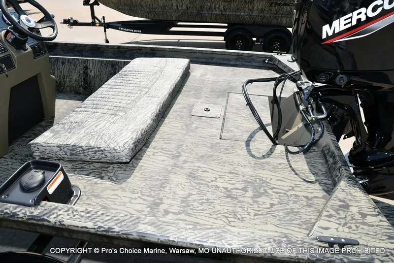 Slide: The Image of Tracker Grizzly 1860 CC 2027 - 34
