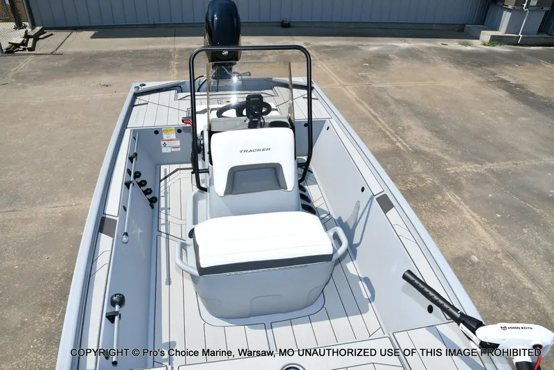 Slide: The Image of Tracker Bass Tracker Classic CC 2027 - 24