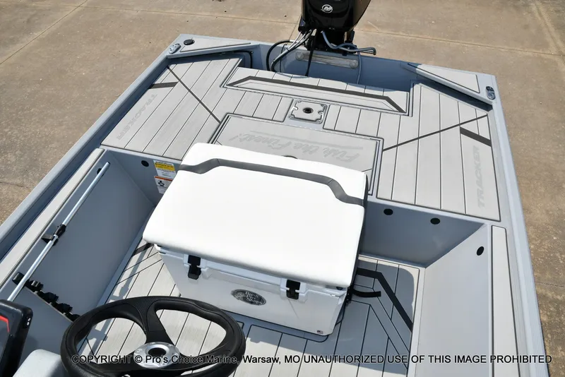 Slide: The Image of Tracker Bass Tracker Classic CC 2027 - 28