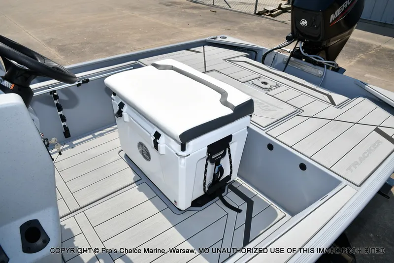 Slide: The Image of Tracker Bass Tracker Classic CC 2027 - 18