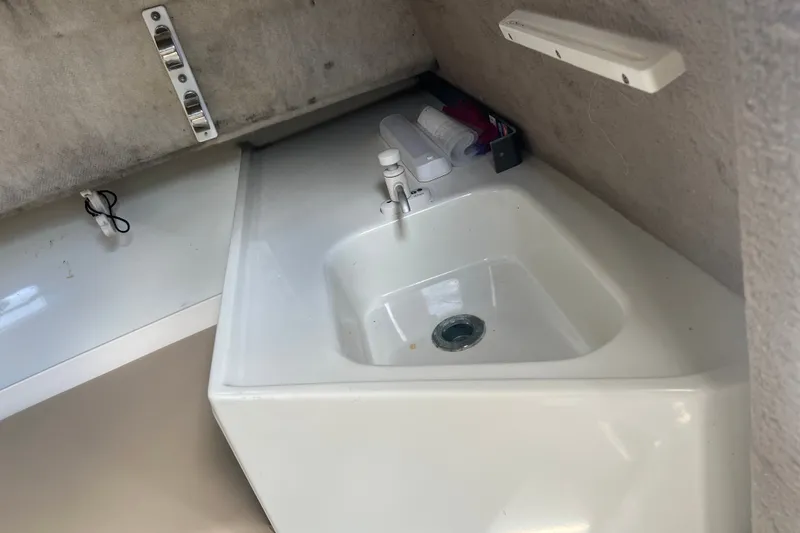 Slide: The Image of Interior sink area of a 2000 Hydra-Sports 230 Seahorse WA boat. - 20