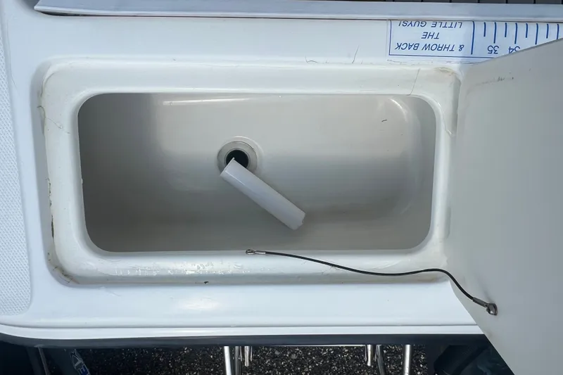 Slide: The Image of Livewell compartment on a 2000 Hydra-Sports 230 Seahorse WA boat. - 8