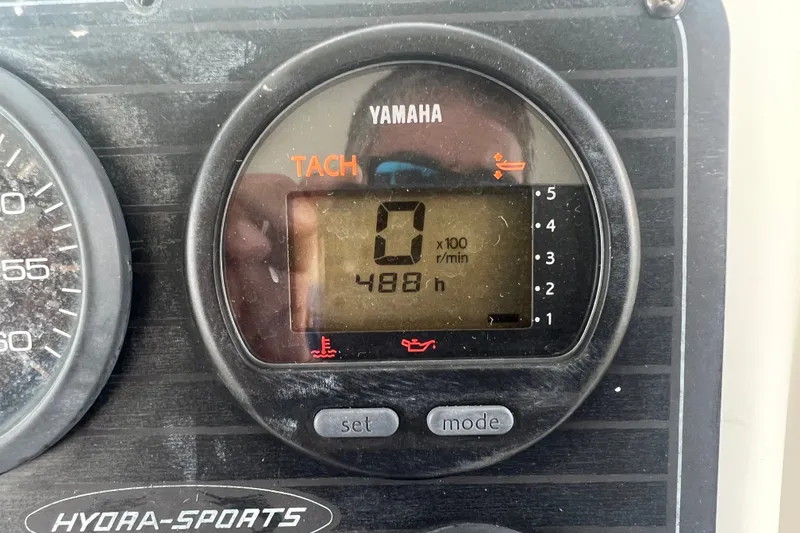 Slide: The Image of Yamaha tachometer on 2000 Hydra-Sports 230 Seahorse WA, displaying 488 hours. - 22