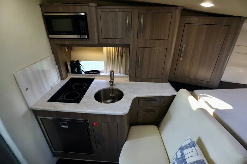 Slide: The Image of Regal 33 XO 2020 - 41