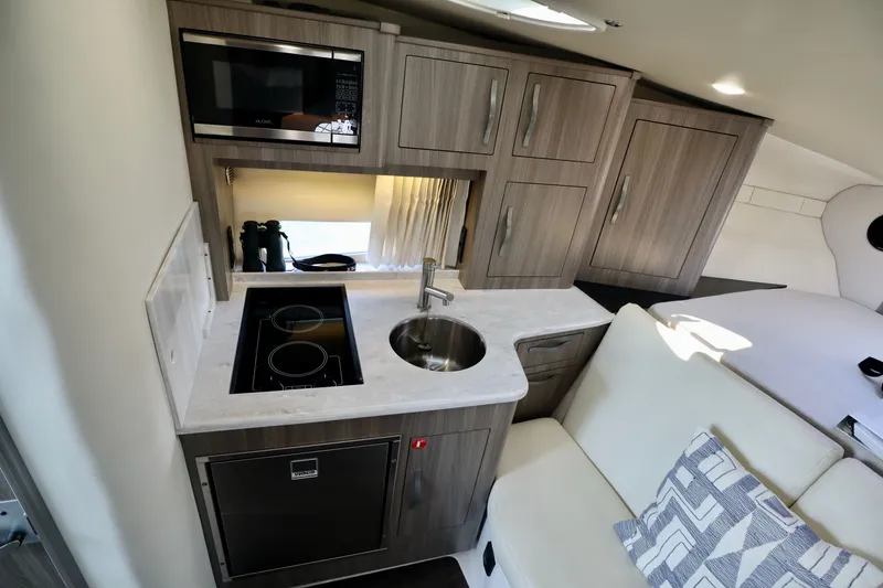 Slide: The Image of Regal 33 XO 2020 - 39
