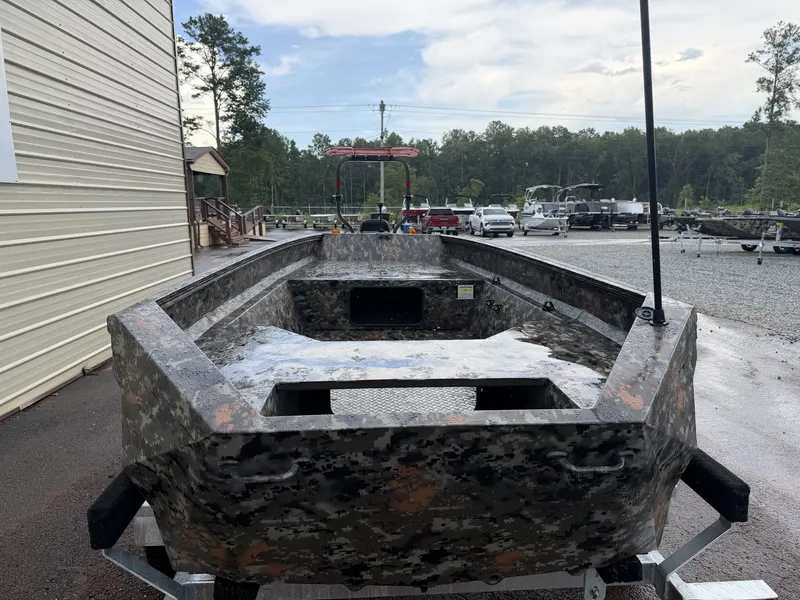 Slide: The Image of Edge Boats Sportsman 550 2027 - 2