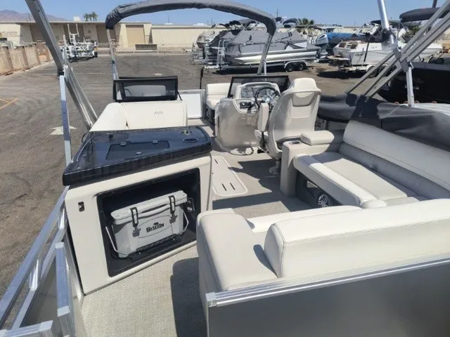 Slide: The Image of Avalon LSZ Elite Windshield 23 FT 2026 - 10