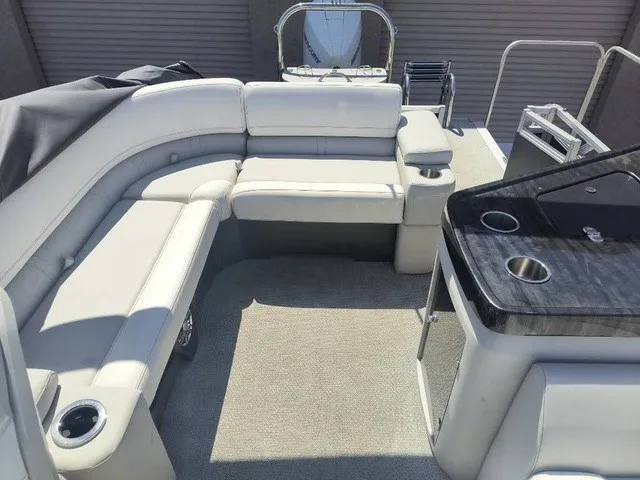 Slide: The Image of Avalon LSZ Elite Windshield 23 FT 2026 - 9
