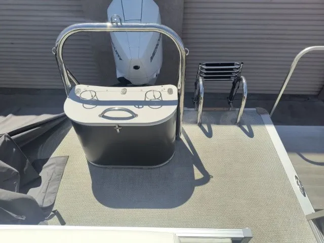 Slide: The Image of Avalon LSZ Elite Windshield 23 FT 2026 - 6
