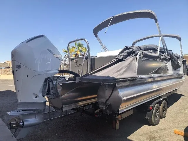 Slide: The Image of Avalon LSZ Elite Windshield 23 FT 2026 - 5