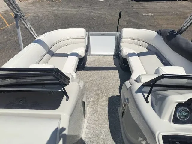 Slide: The Image of Avalon LSZ Elite Windshield 23 FT 2026 - 21