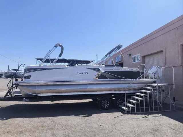 Slide: The Image of Avalon LSZ Elite Windshield 23 FT 2026 - 2