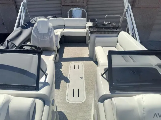 Slide: The Image of Avalon LSZ Elite Windshield 23 FT 2026 - 17