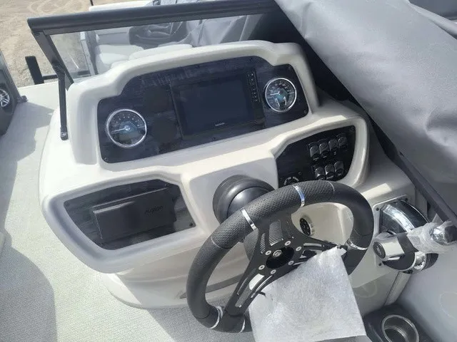 Slide: The Image of Avalon LSZ Elite Windshield 23 FT 2026 - 23