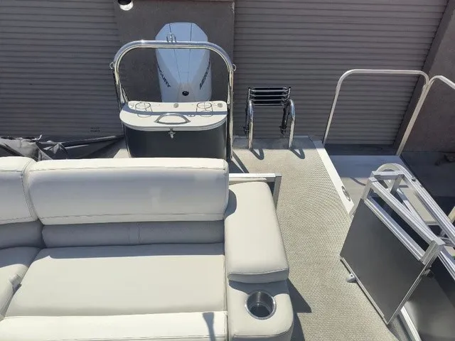Slide: The Image of Avalon LSZ Elite Windshield 23 FT 2026 - 11