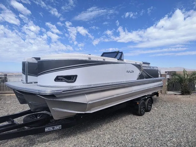 Slide: The Image of Avalon LSZ Elite Windshield 23 FT 2026 - 29