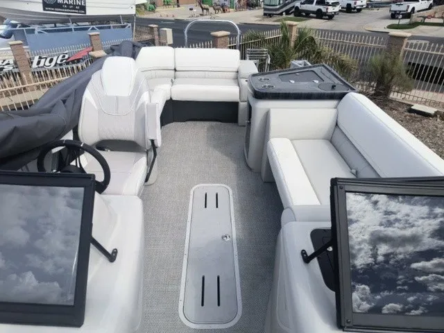 Slide: The Image of Avalon LSZ Elite Windshield 23 FT 2026 - 26