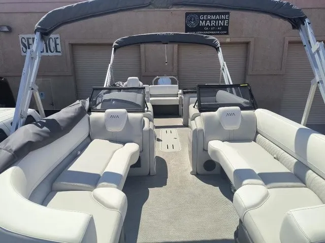 Slide: The Image of Avalon LSZ Elite Windshield 23 FT 2026 - 15