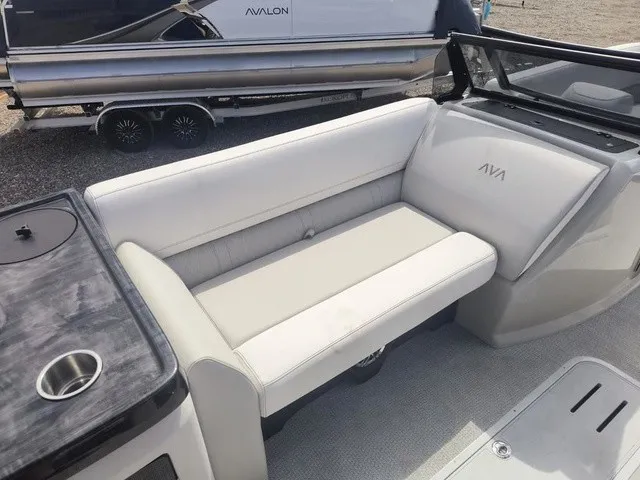 Slide: The Image of Avalon LSZ Elite Windshield 23 FT 2026 - 25