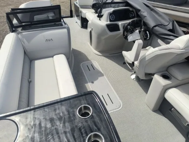 Slide: The Image of Avalon LSZ Elite Windshield 23 FT 2026 - 36