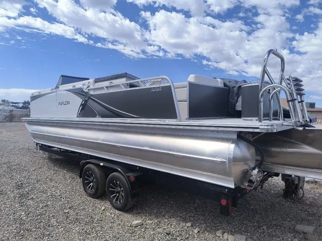 Slide: The Image of Avalon LSZ Elite Windshield 23 FT 2026 - 31