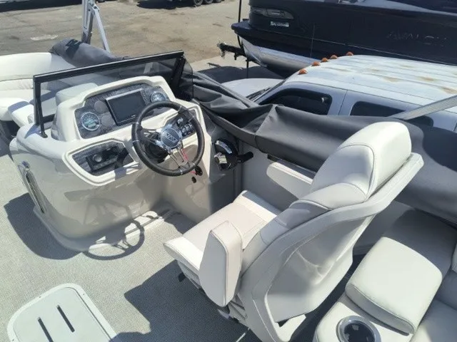 Slide: The Image of Avalon LSZ Elite Windshield 23 FT 2026 - 16