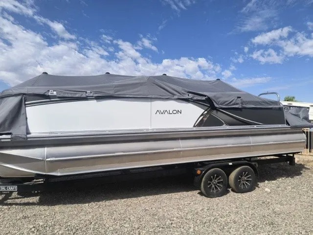 Slide: The Image of Avalon LSZ Elite Windshield 23 FT 2026 - 22