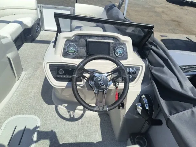 Slide: The Image of Avalon LSZ Elite Windshield 23 FT 2026 - 19