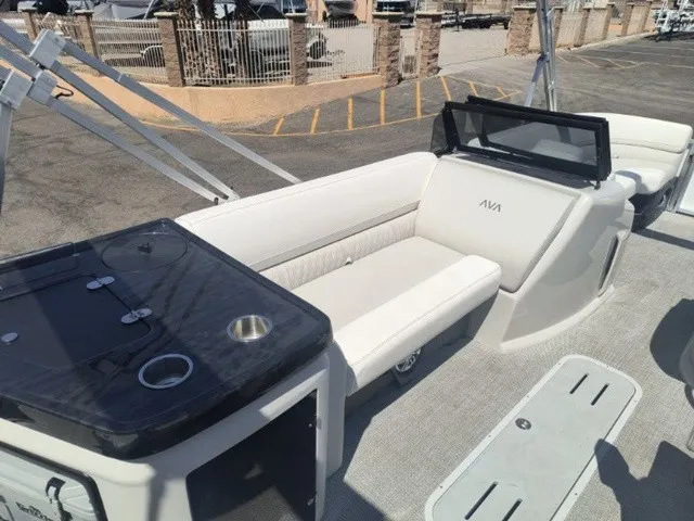 Slide: The Image of Avalon LSZ Elite Windshield 23 FT 2026 - 14