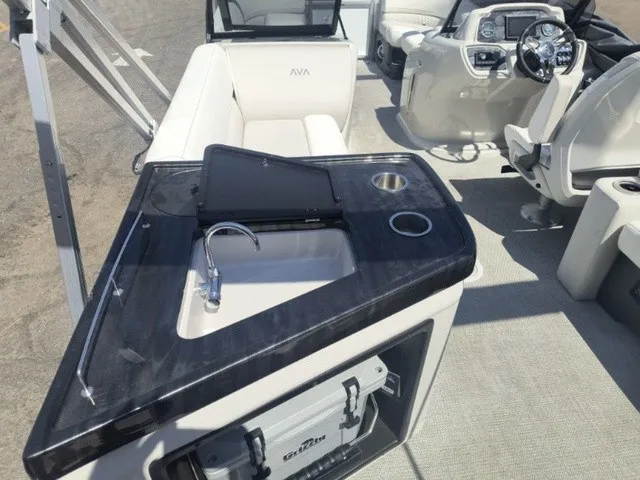 Slide: The Image of Avalon LSZ Elite Windshield 23 FT 2026 - 12