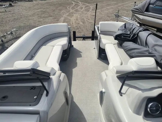 Slide: The Image of Avalon LSZ Elite Windshield 23 FT 2026 - 27