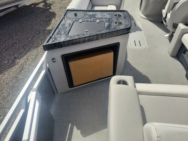 Slide: The Image of Avalon LSZ Elite Windshield 23 FT 2026 - 34