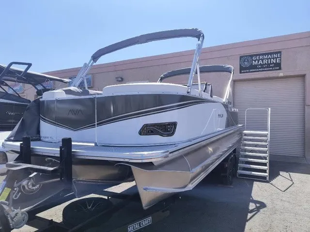 Slide: The Image of Avalon LSZ Elite Windshield 23 FT 2026 - 3