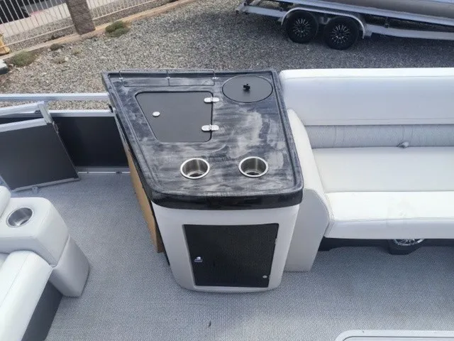 Slide: The Image of Avalon LSZ Elite Windshield 23 FT 2026 - 30