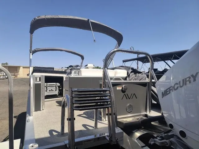 Slide: The Image of Avalon LSZ Elite Windshield 23 FT 2026 - 7